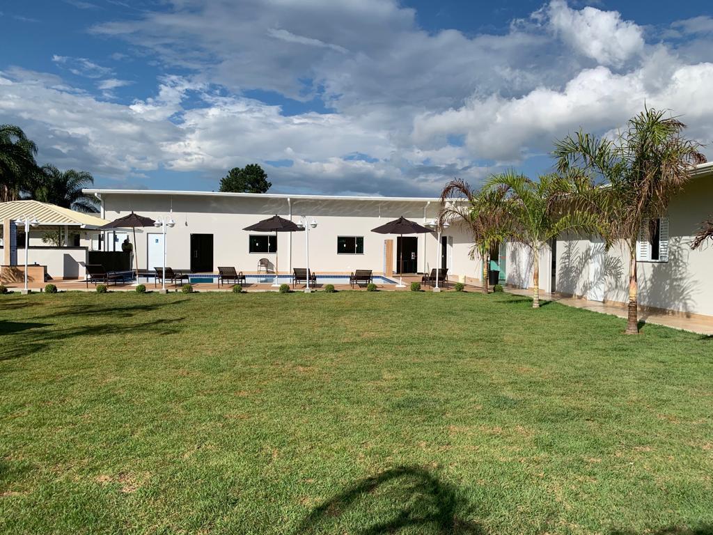 Vista geral dos jardins e área da piscina — Unidade 03